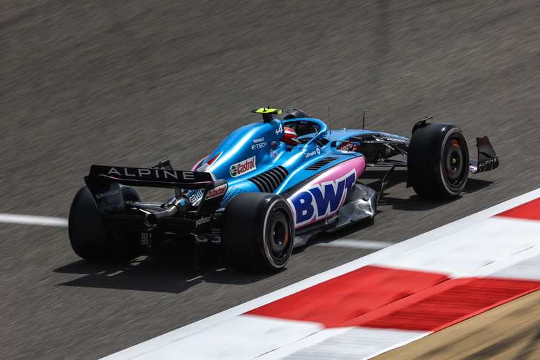 A parte traseira do A522: cap&ocirc; traz sa&iacute;das de ar para refrigera&ccedil;&atilde;o do novo motor